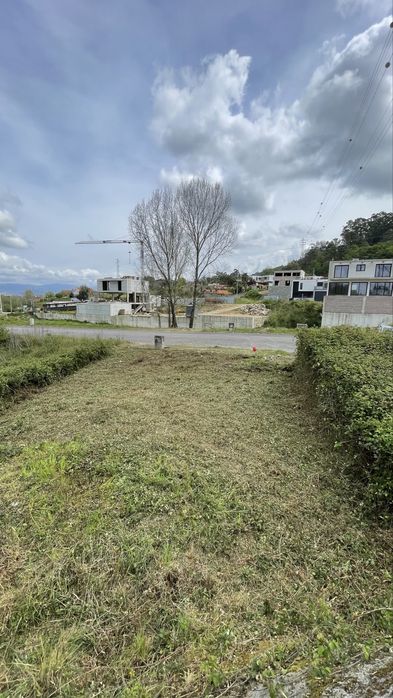 Serviços de jardinagem e limpeza de terrenos.