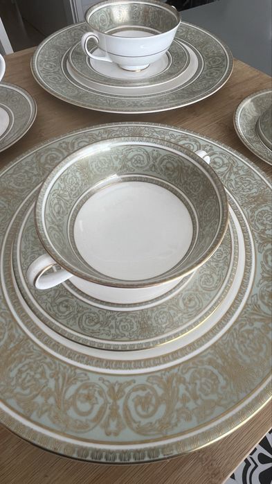 Serviço de Jantar e Chá em Porcelana Fina com Detalhes Dourados