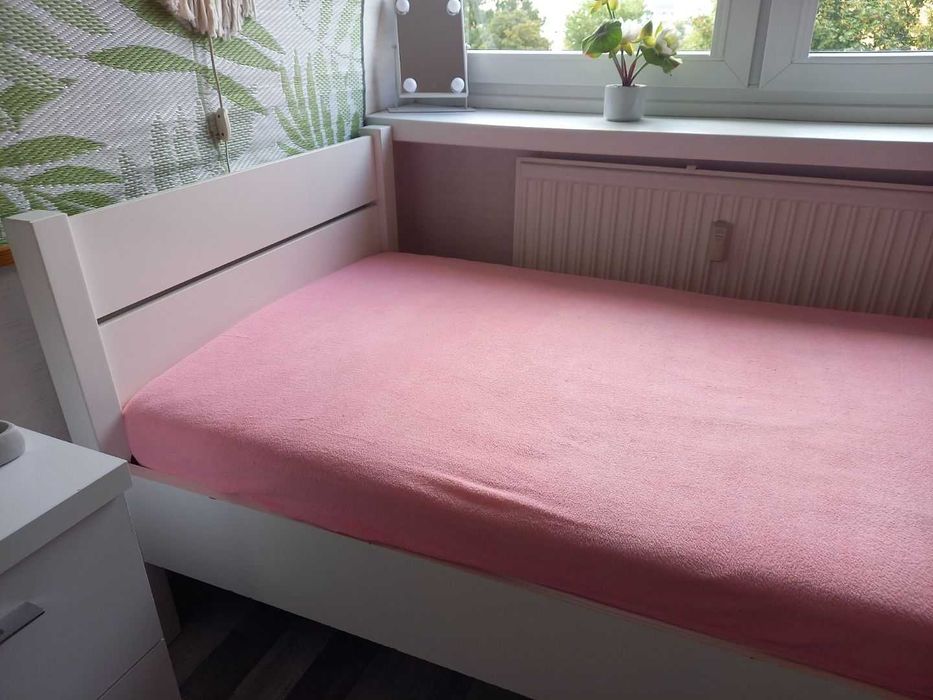 Białe łóżko Bodzio (seria AGA, rozmiar 210x100) z materacem i dodatkową szufladą.