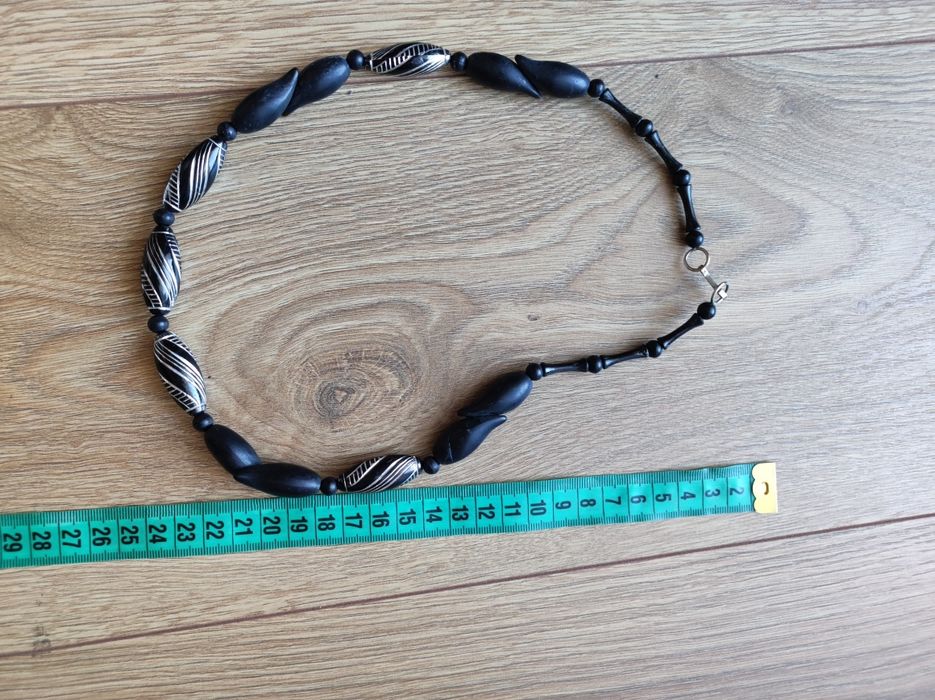 Plastikowy czarny naszyjnik z srebrnym wzorem