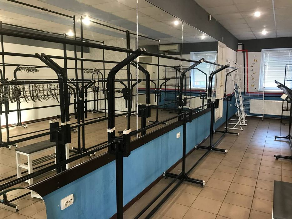 Стійки для одягу, стелажі для взуття, вішалки, маникени, тремпеля.