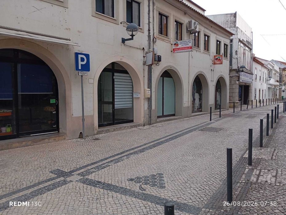 Arrenda-se pequeno espaço comercial na rua do comércio no Bombarral
