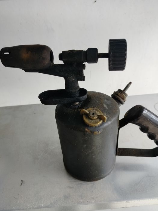 Stara zabytkowa opalarka na benzynę