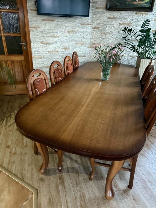 Elegancki duży stół z 10 krzesłami i ławą