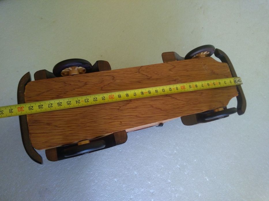 Carro feito à mão em madeira