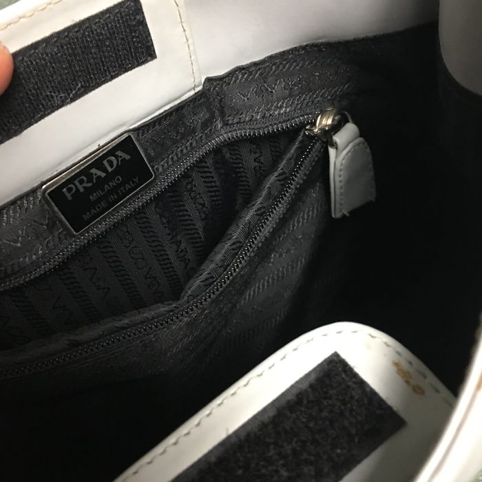 Сумка шкіряна багет Prada сіра