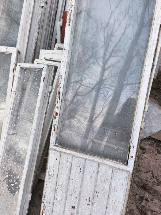 Старі вікна у дерев'яній рамі