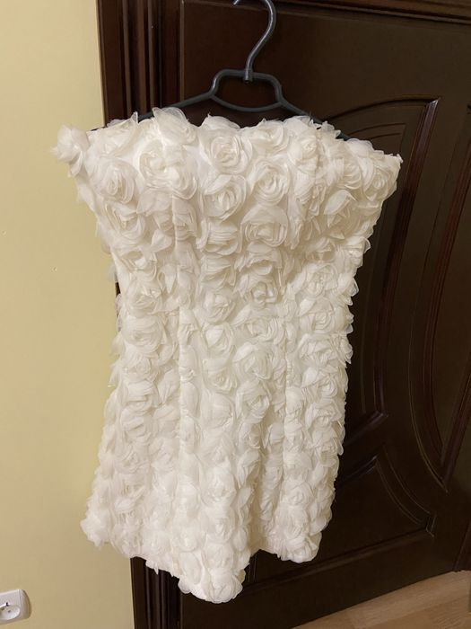 Нарядне плаття ніжно білого кольору