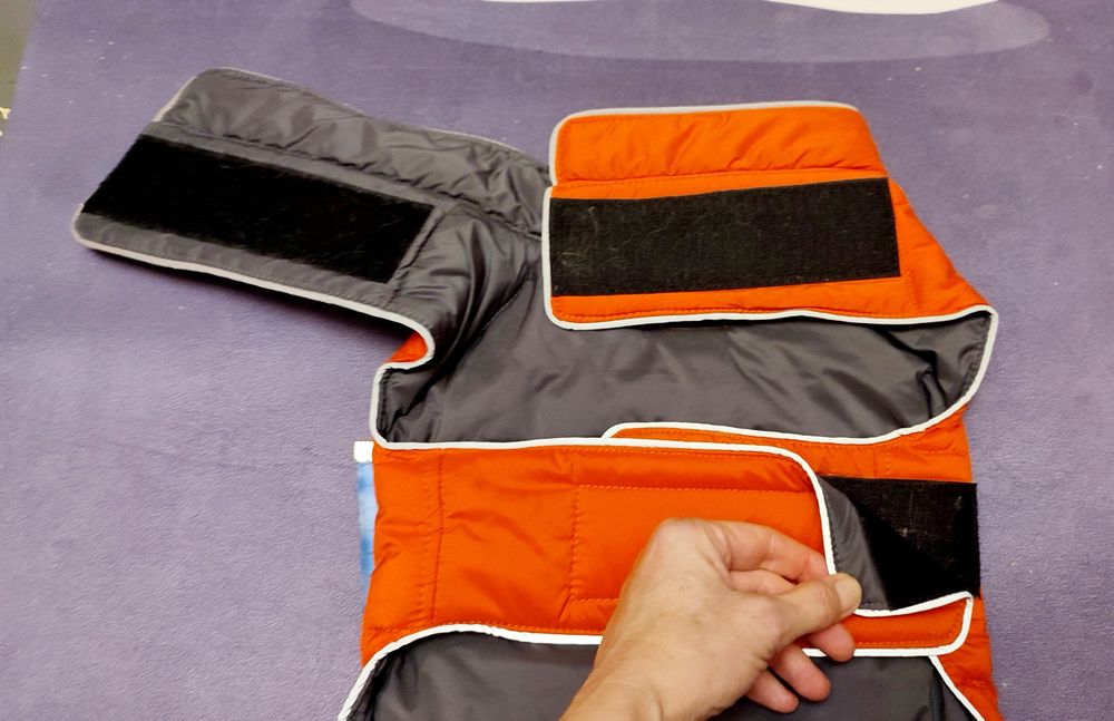 Одяг на собачку, пуховик, Doodlebone, розмір S. Є різний одяг