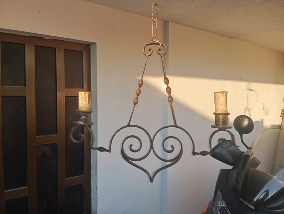 Candeeiros antigos em ferro .são três