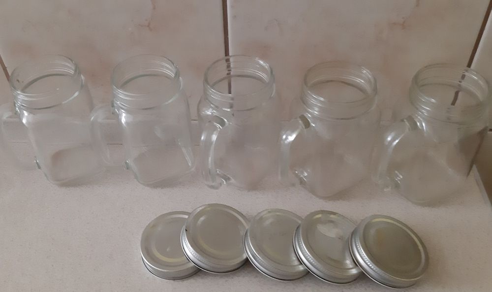 Kubki z zakrętkami i uchem