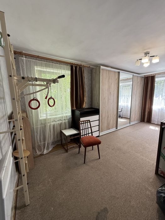 Продам 3 кімнатну квартиру в центрі міста .