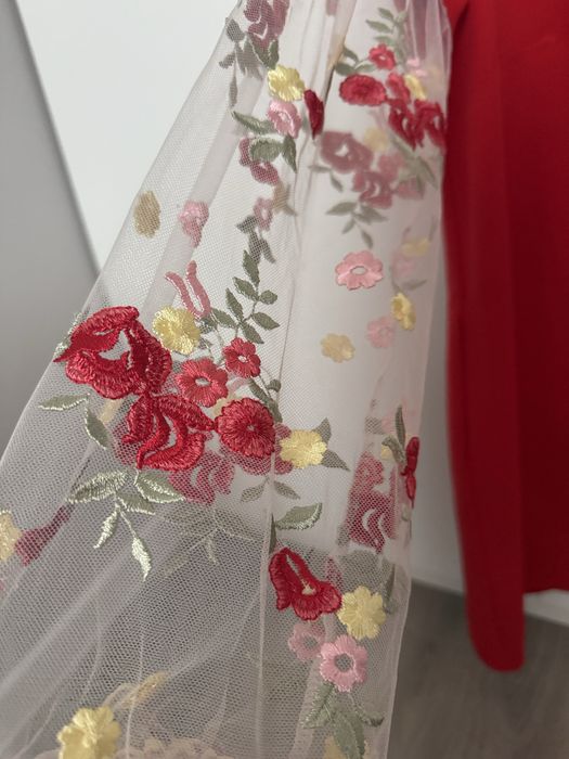 Плаття з українською вишивкою , чорне та червоне