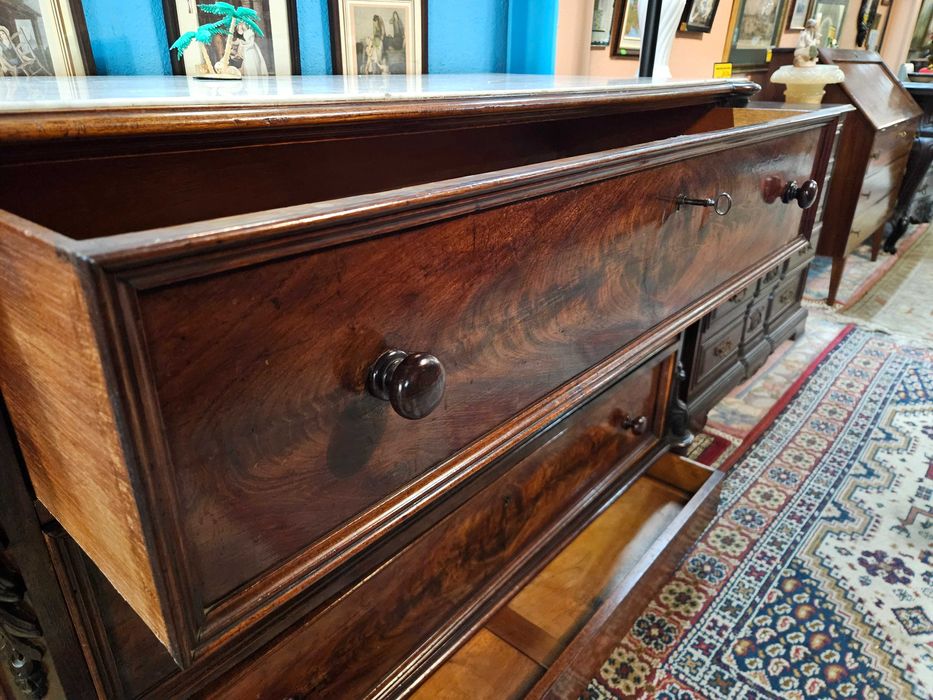 Cómoda muito antiga em madeira com tampo em pedra -