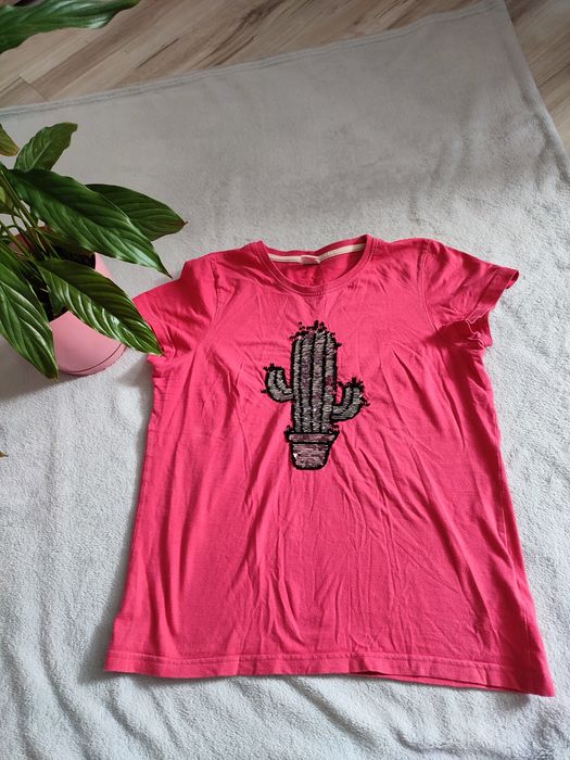 T-shirt z kaktusem u cekinami.