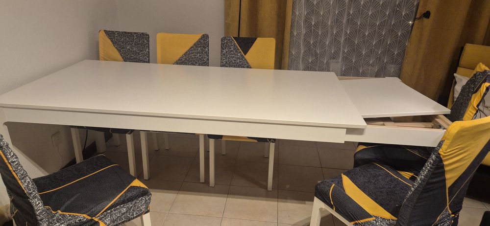 Mesa branca de jantar extensivel
