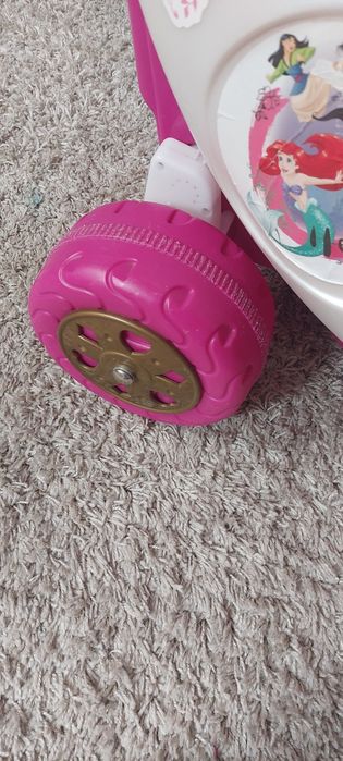 SCOOTER ELÉTRICA Feber Disney Princess 6V - 80€