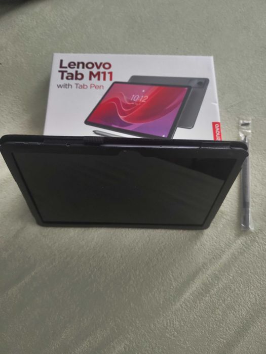Tablet Lenovo Tab 11 z etui i rysikiem.
