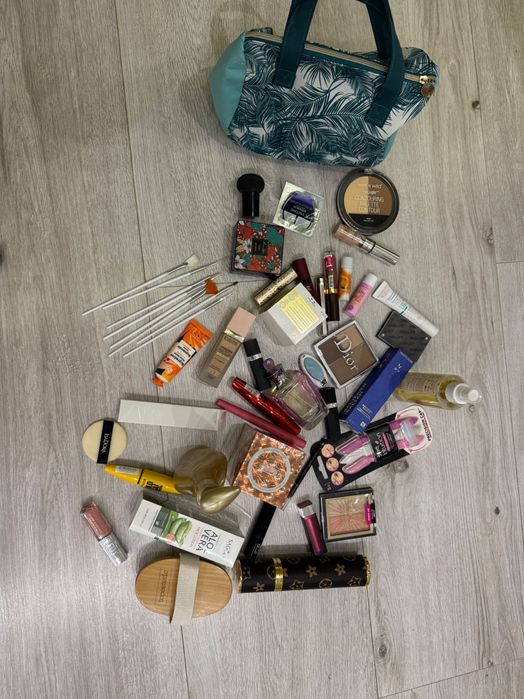 Mix kosmetyków (kremy, perfumy, błyszczyk)- kosmetyczka w zestawie