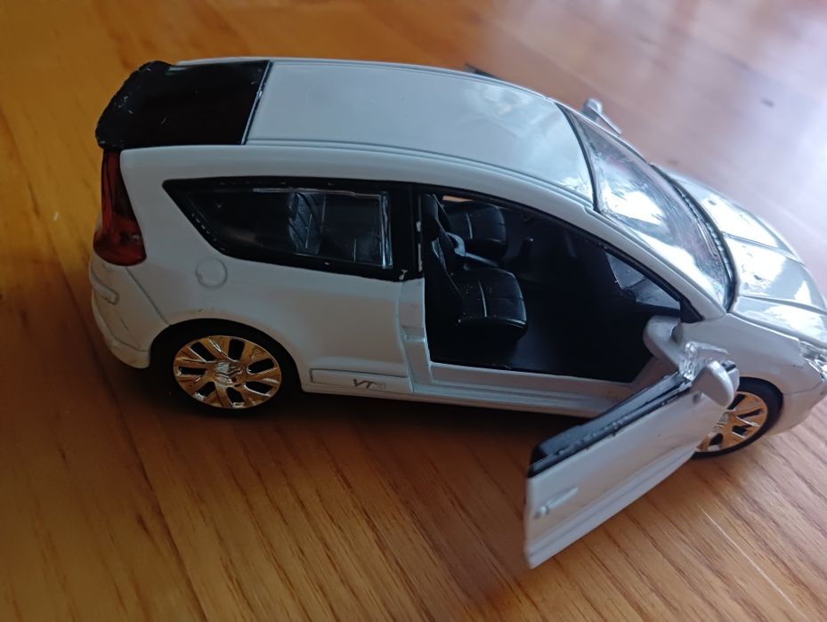 Samochodzik Citroen C4.