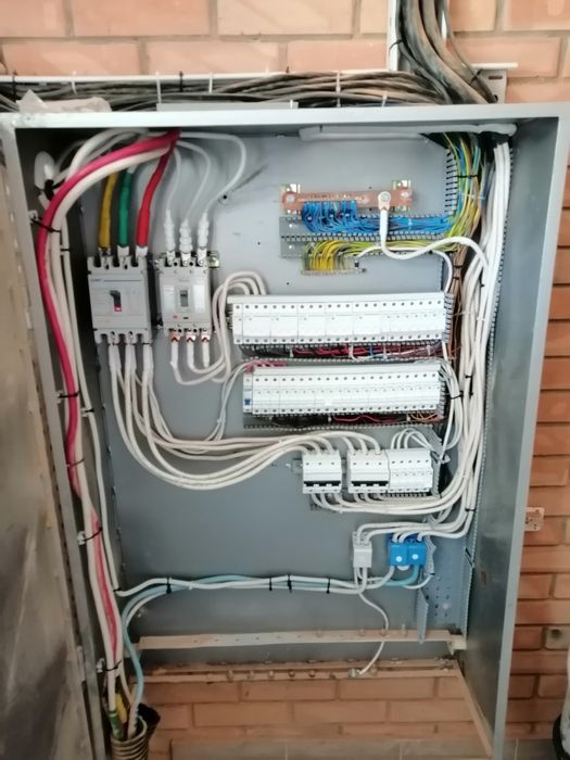 Електромонтажні послуги від заміни розетки до монтажу електропроводки.