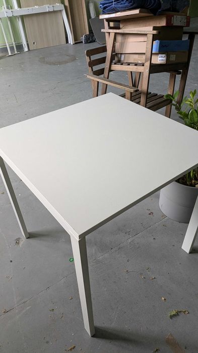 Stół z IKEA kwadratowy