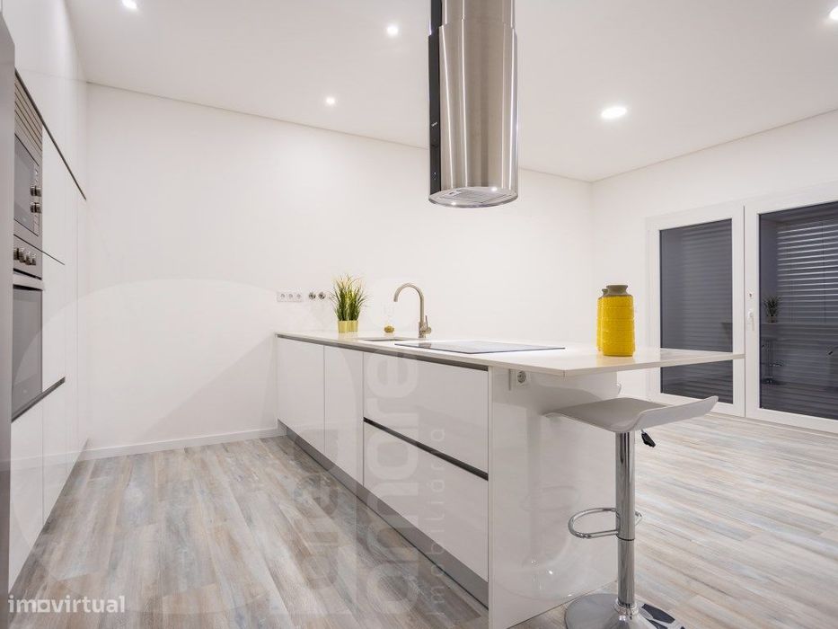 Apartamentos T3 Novos | Estacionamento Exterior Carregamento electr... — Amora, Setúbal