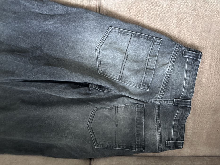 Czarne spodnie chłopięce Bershka