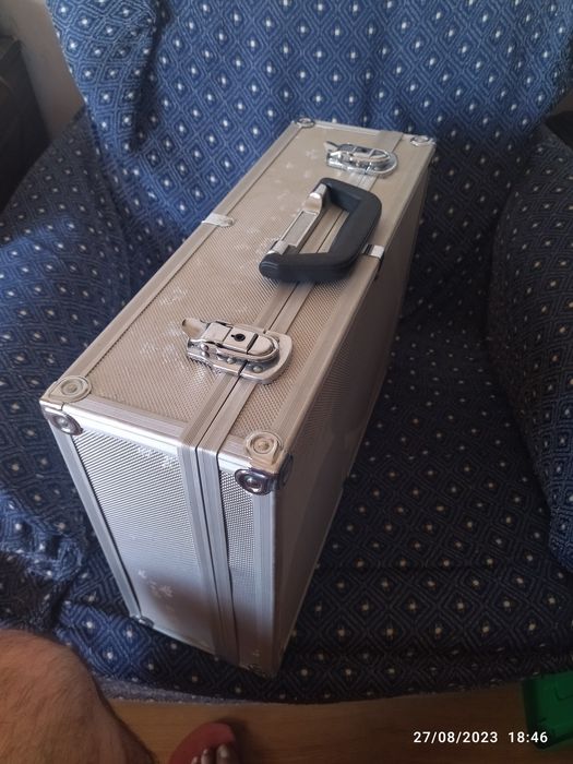 Mala de ferramenta em aluminio como nova para venda