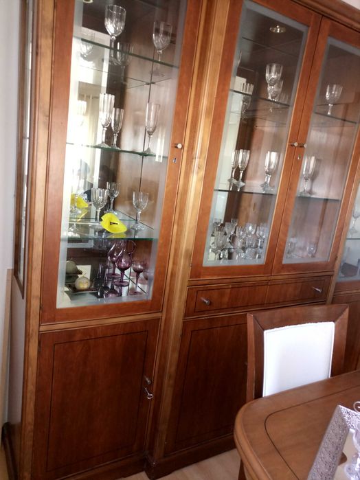 Estante e mesa com cadeiras cerejeira