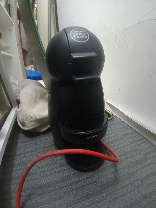 Mesa, cadeiras, microondas, cacifos, manequim