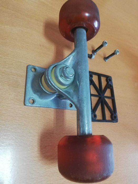 Skate trucks com rodas e rolamentos