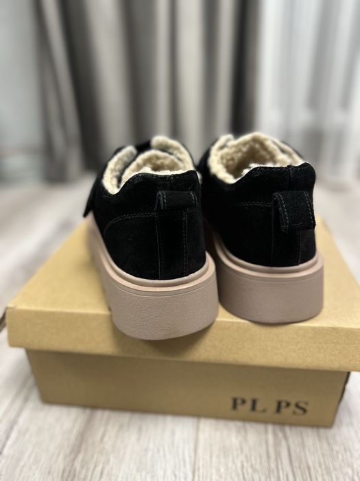 Стильні зимові черевики Miu Miu.