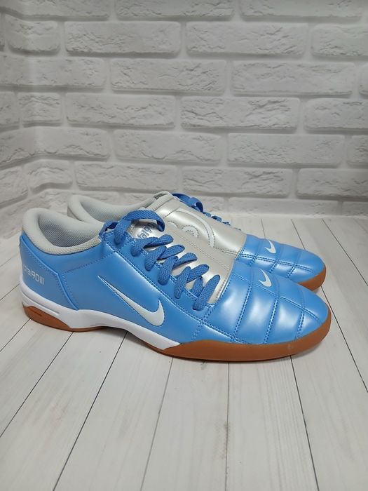 TOTAL 90 У ФОРМІ ВУЛИЧНОГО ОДЯГУЧоловвви Nike Total 90 футзал
Один з найлегендарніших силуетів футбольної епохи,Nike Total 90 повертається як одна