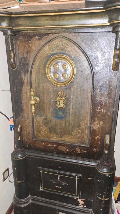 Cofre antigo com base em madeira