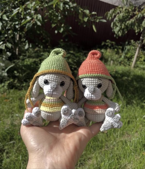 Кролик в шапці, вʼязаний гачком