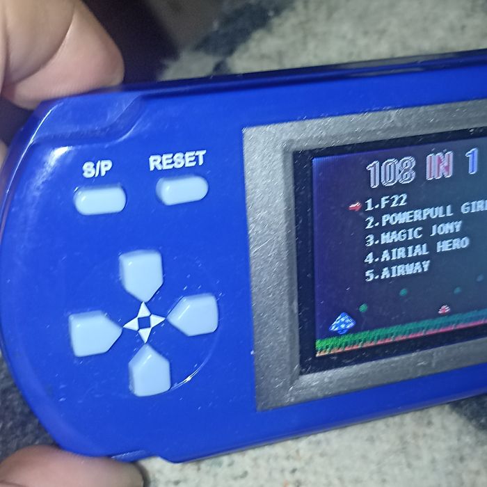 Consola Pequena com vários jogos para criança