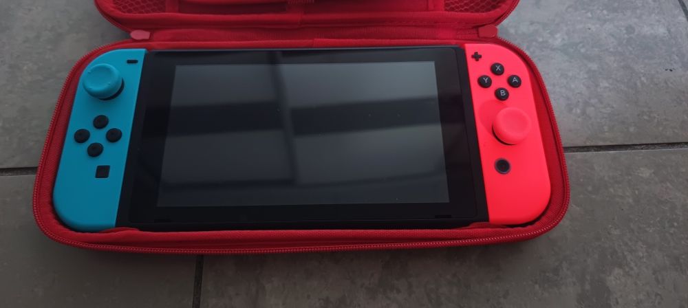 nintendo switch v2 które posiada dodatkowo 1 grę etui na konsole  i 64gb wiecej pamieci