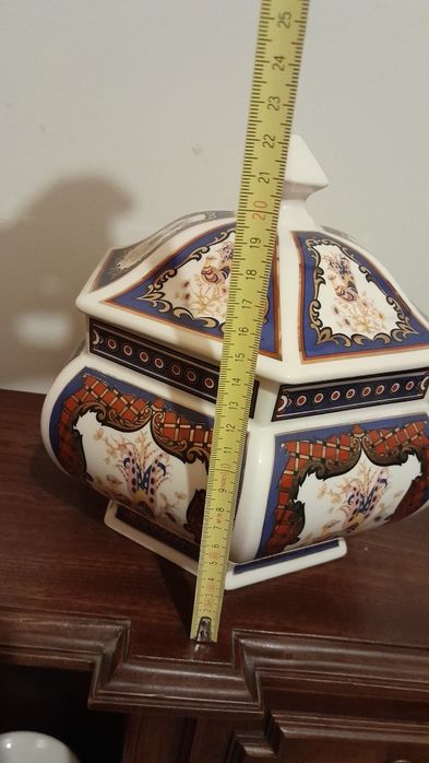 Taça com tampa em porcelana.