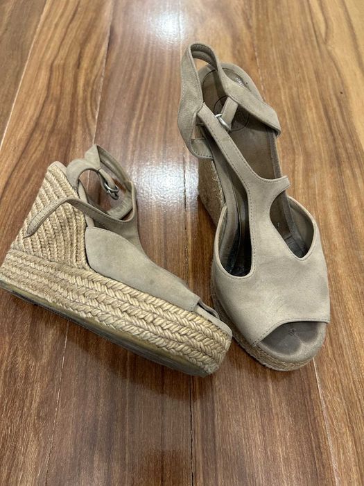 Sandálias de camurça com plataforma de ráfia