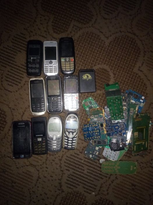 Старі телефони та плати продам