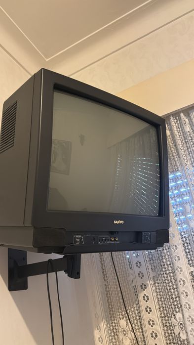2 televisões antigas