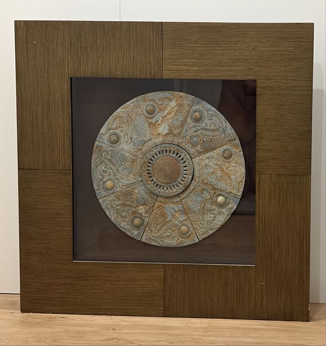 Quadro decorativo moderno com peça circular em relevo – excelente estado