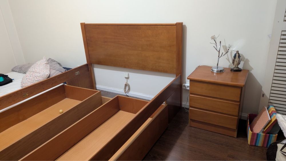 Cama dupla arrumação e duas mesas de cabeceira