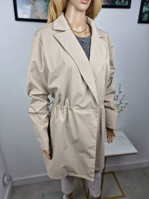 Płaszcz przejściowy lekki taliowany beżowy wiosenny casualowy minimal