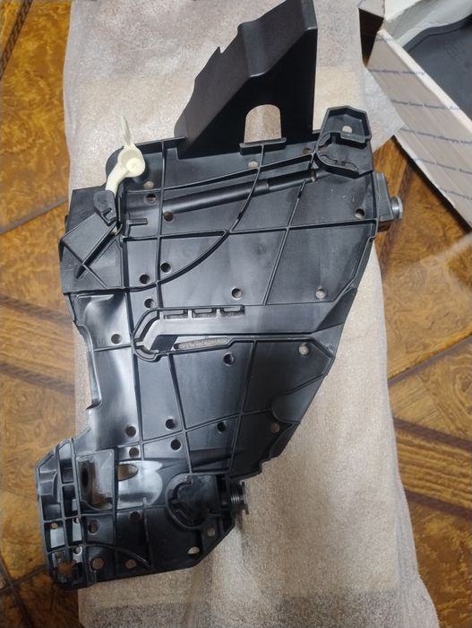 Кронштейн (кріплення) фари правий Touareg (2007-2010) рестайл