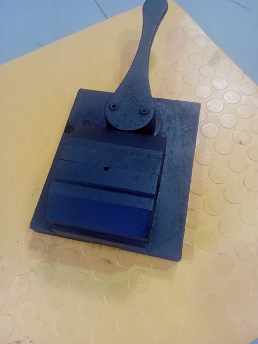 Prensa de fixação rápida , mordentes de 100mm e abertura até 8mm.