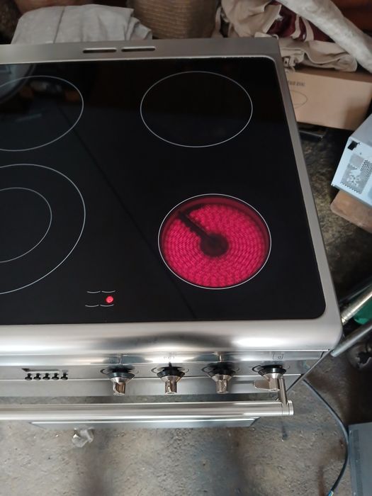 Vendo fogão vitroceramico, 4 bocas e forno eléctrico. Marca SMEG.  Como novo.