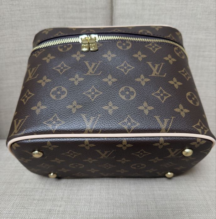 Kosmetyczka Kuferek Louis Vuitton LV z łańcuszkiem i paskiem