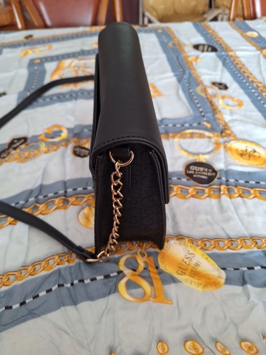 Guess: Mala preta + lenço tons azuis e dourados. Novo